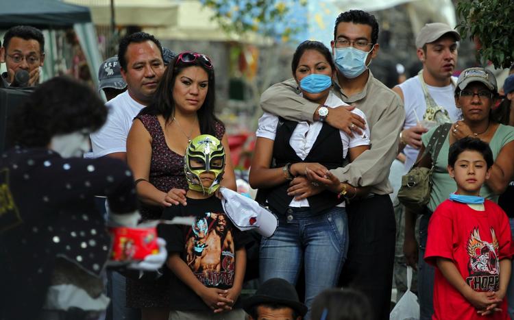 Mange mexicanere bærer maske for mund og næse i et forsøg på at undgå smitten, som foreløbig har kostet 103 mennesker livet i landet. (Arkivfoto) 