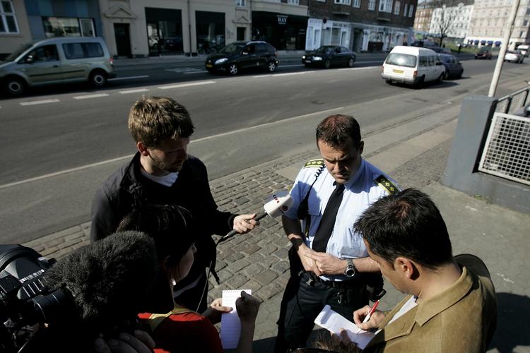 Politiet på Jagtvej i går, hvor journalister bliver informeret om påkørslen af AK 81'eren. 