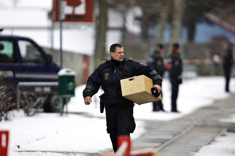 Politiet ved lejligheden i Aldersrogade, hvor en 20-årig mand blev dræbt i februar. 
