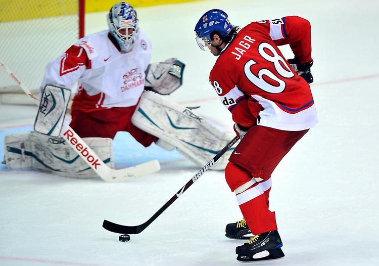 Patrick Galbraith i det danske mål gør sig klar til at blokere forsøg mod mål fra den tjekkiske veteran Jaromir Jagr under lørdagens VM-kamp, som tjekkerne vandt 5-0. Målmanden skal mere hjælp i aften. Foto: Michel Kamaryt/AP 