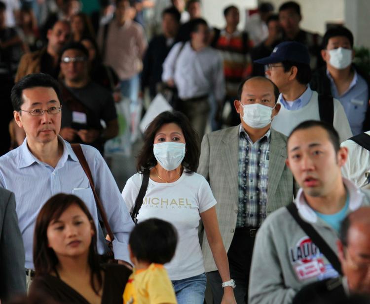 Udbruddet af svineinfluenza bekymrer mennesker over hele verden. Her er det rejsende i Ninoy Aquino Internationale Lufthavn i Filippinernes hovedstad Manila, hvor nogle af de rejsende har iført sig maske for mund og næse. 
