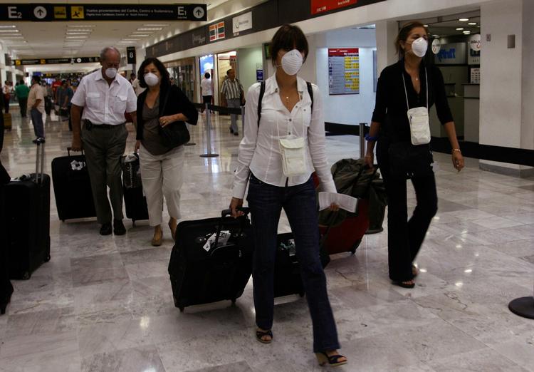 Rejsende ankommer til lufthavnen i Mexico City. Landet er hårdest ramt af svineinfluenza med lige godt 100 døde. 
