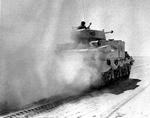 Britisk kampvogn i aktion under slaget ved Alamein i 1942. Et slag, der er blevet tillagt alt for stor betydning, mener britisk historiker. Arkivfoto: Polfoto 