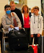 En spansk familie er netop ankommet i lufthavnen i Barcelona efter en tur til Mexico. 