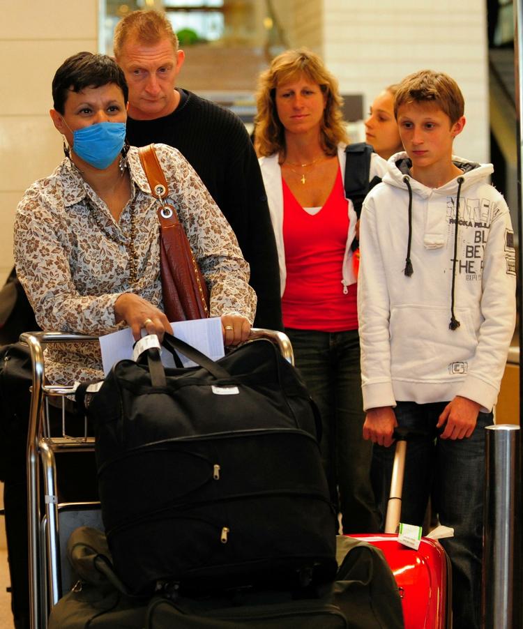 En spansk familie er netop ankommet i lufthavnen i Barcelona efter en tur til Mexico. 