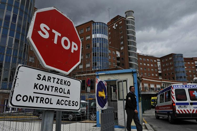 En spansk mand ligger isoleret på Cruses-sygehuset i Barakaldo i Spanien med svineinfluenza. 
