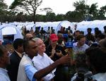 FN’s humanitære chef, John Holmes, besøgte mandag en flygtningelejr i Sri Lanka. 