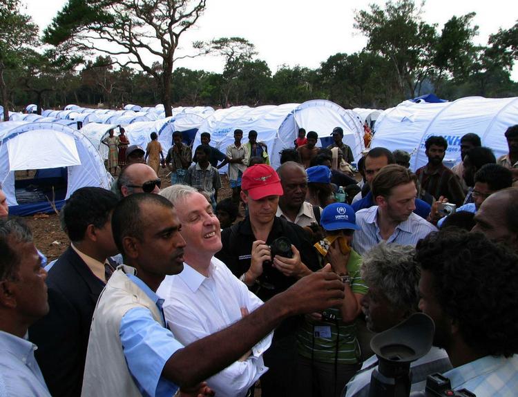 FN’s humanitære chef, John Holmes, besøgte mandag en flygtningelejr i Sri Lanka. 