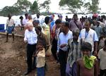 FN's humanitære chef besøgte i dag en lejr, hvor civile er indlogeret, efter at de er flygtet fra kampene i Sri Lanka. 