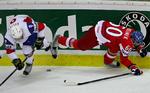 Tomas Rolinek (th) kæmper om pucken med Norges Marius Holtet ved VM i ishockey. Tjekkerne vandt 5-2. 