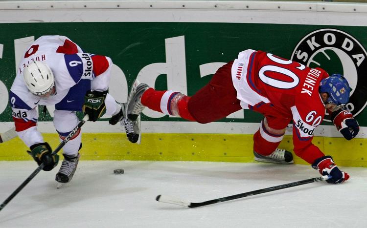 Tomas Rolinek (th) kæmper om pucken med Norges Marius Holtet ved VM i ishockey. Tjekkerne vandt 5-2. 