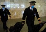 Piloter i en spansk lufthavn iført masker tidligere i dag. Spanien var det første land i Europa, der fik bekræftede tilfælde af svineinflueza. Nu har lægerne også fundet to tilfælde i Skotland. 