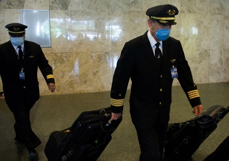 Piloter i en spansk lufthavn iført masker tidligere i dag. Spanien var det første land i Europa, der fik bekræftede tilfælde af svineinflueza. Nu har lægerne også fundet to tilfælde i Skotland. 