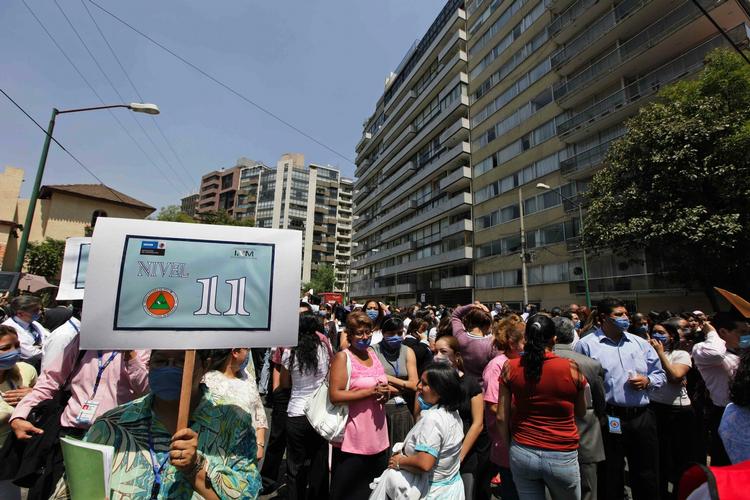 Indbyggerne i Mexico City blev evakueret fra deres hjem og kontorer, da byen blev ramt af et jordskælv. 