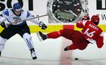 Finlands Ville Koistinen (tv) i infight med Danmarks Nichlas Hardt under kampen, som finnerne vandt 5-1. 