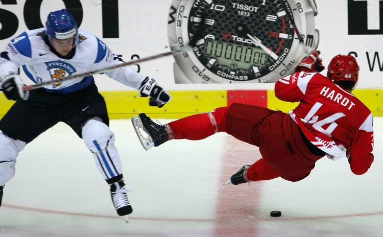 Finlands Ville Koistinen (tv) i infight med Danmarks Nichlas Hardt under kampen, som finnerne vandt 5-1. 