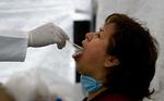 En mexikansk kvinde bliver undersøgt for influenza. 