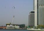 Det mindede om terrorangrebet 11. september 2001, da præsidentens fly fløj tæt på skyskraberne i New York i går. En new yorker har fanget begivenheden på sin mobiltelefon. 