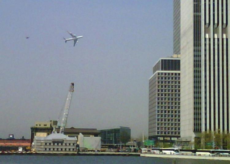 Det mindede om terrorangrebet 11. september 2001, da præsidentens fly fløj tæt på skyskraberne i New York i går. En new yorker har fanget begivenheden på sin mobiltelefon. 