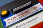 Velgørenhedsknappen findes på 1.000 flaskeautomater i Coop's butikker landet over. 