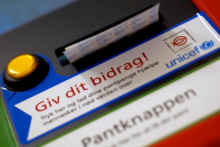 Velgørenhedsknappen findes på 1.000 flaskeautomater i Coop's butikker landet over. 