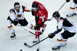 Schweiz' Mark Streit (midt) bryder gennem det tyske forsvar i kampen mellem de to lande ved VM. 