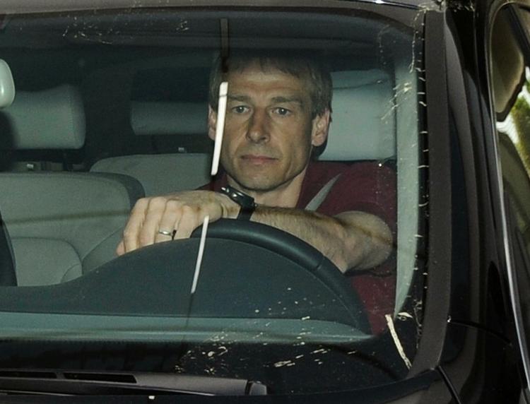 Jürgen Klinsmann forlader Bayern Münchens træningsanlæg efter at være blevet fyret i går. 