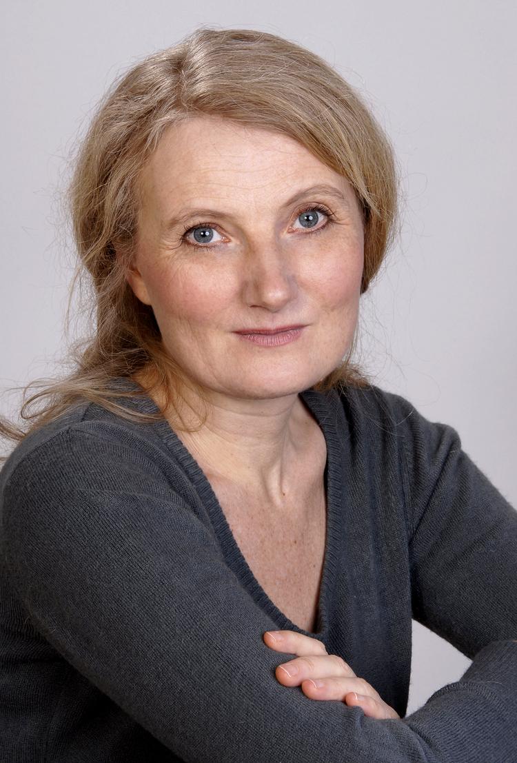 Lisbeth Brun fabulerer frodigt om livet, som det leves i provinsen. Foto: Gabriele Ortner-Rosshoff 