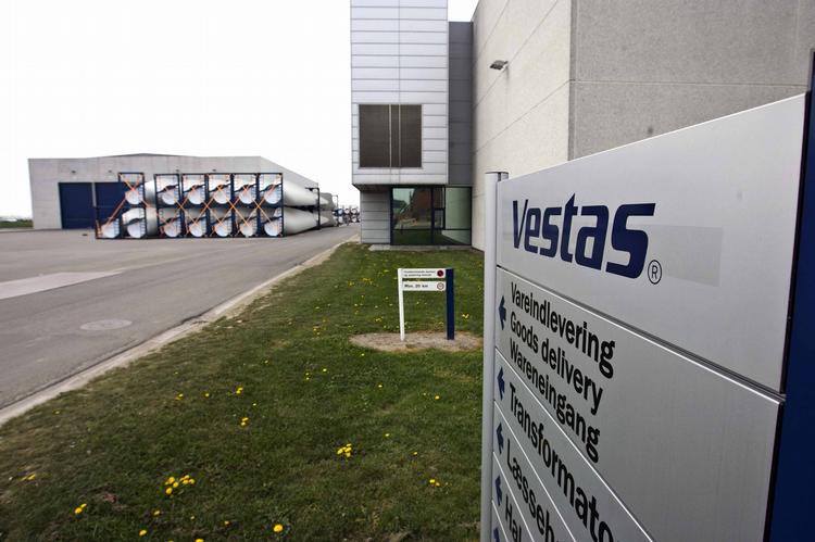 Vestas har bebudet, at der skal fyres 1.275 ansatte i Danmark. Lidt flere end 300 på fabrikken her i Nakskov vil få en fyreseddel. 