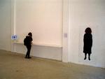 På udstillingen i Beirut Art Center hænger en silhuet af Lina Saneh. På hylden ved siden af kan man læse lister med navne på de kunstnerkolleger verden over, der allerede har lagt billet ind på at købe en af hendes kropsdele. Foto: Camilla Rau Petersen 