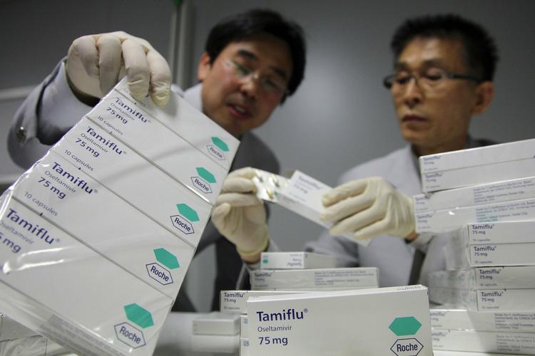 Verden over pudser landene beredskabet af. Her tjekker sydkoreanske sundhedsmedarbejdere beholdningen af tamilflu. Landet har medicin til hver tiende indbygger. 