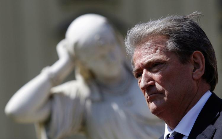 Albaniens regeringsleder, Sali Berisha, er i Tjekket for at aflevere den albanske EU-ansøgning. 