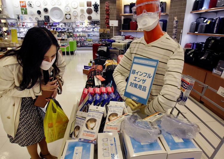 Frygten for svineinfluenzaen har flere steder sat gang i salget af ansigtsmasker. Således også i Tokyos Ginza-handelskvarter. 