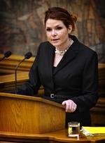 I Folketinget bliver Inger Støjberg omtalt som ’Komiske Inger’, fordi hun har gjort sig bemærket som den person, der skulle forsvare regeringen i forbindelse med spekulationerne om Anders Fogh Rasmussens skifte til Nato. 