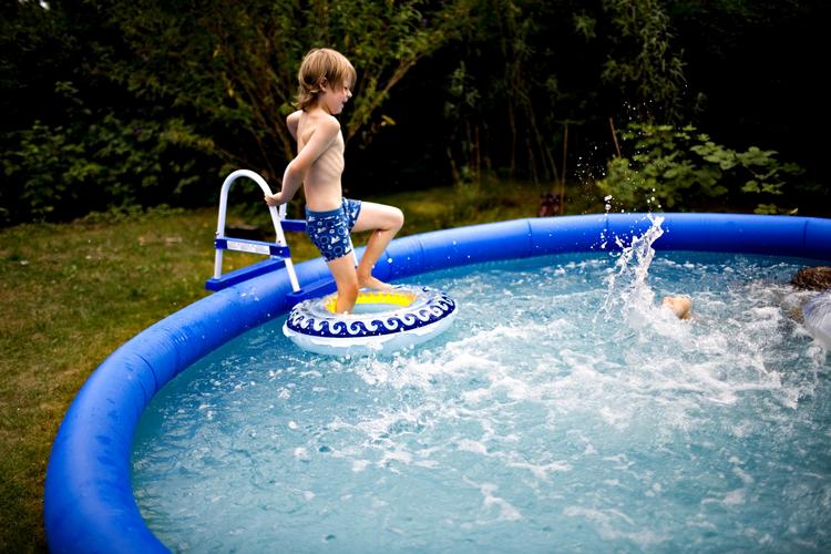 Mange familier vil ikke bruge kemikalier i vandet. Derfor skal det skiftes ud flere gange i løbet af sæsonen. Ialt tre påfyldninger kommer til at stå familien i Holstebro i 894 kroner, mens familien i Lyngby-Taarbæk må bøde 2.280 kroner. 