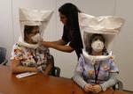 Karya Lustig, der er uddannelsesleder på et hospital i Californien, underviser kollegerne i, hvordan de skal bruge avancerede beskyttelsesmasker mod svineinfluenza. 