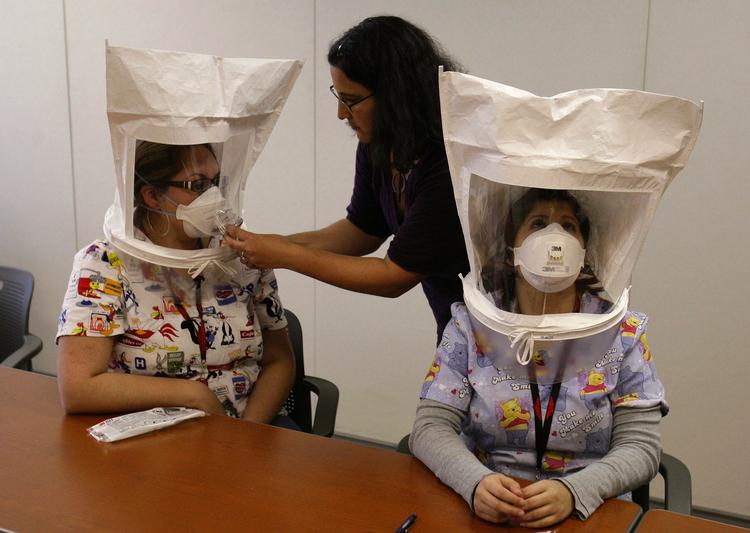 Karya Lustig, der er uddannelsesleder på et hospital i Californien, underviser kollegerne i, hvordan de skal bruge avancerede beskyttelsesmasker mod svineinfluenza. 