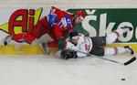 Ruslands Alexander Radulov trækkes med ned ved banden under opgøret mod schweizerne, der sloges flot for en overraskelse. Den udeblev dog. 