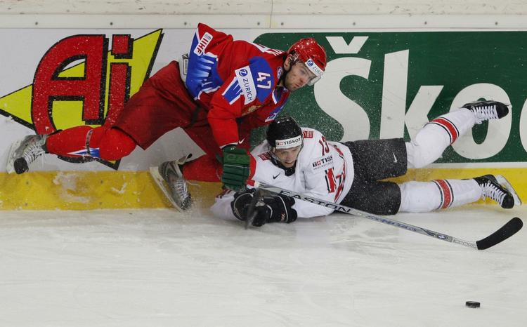 Ruslands Alexander Radulov trækkes med ned ved banden under opgøret mod schweizerne, der sloges flot for en overraskelse. Den udeblev dog. 