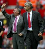 Arsenals manager Arsene Wenger (th) og Manchester Uniteds manager Sir Alex Ferguson har i flere år dyrket et sportsligt uvenskab. Men nu er der varmere vinde. Arkivfoto. 