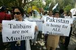 Pakistanere i Lahore protesterer mod Taleban. 'Talebanere er ikke muslimer' og 'Pakistan er for alle pakistanere' står der på skiltene. 