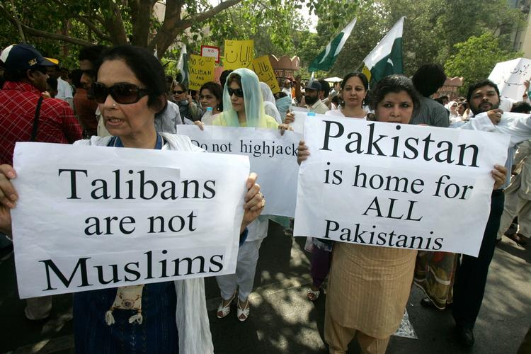 Pakistanere i Lahore protesterer mod Taleban. 'Talebanere er ikke muslimer' og 'Pakistan er for alle pakistanere' står der på skiltene. 