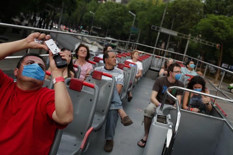 Mexicos økonomi er hårdt ramt af svineinfluenzaen. Den har dog ikke afholdt disse turister fra at tage en tur rundt i hovedstaden Mexico City. 