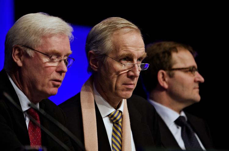 Danske Banks topfolk på generalforsamlingen tidligere på året. Til venstres ses bestyrelsesformanden Alf Duch-Pedersen ved siden af direktøren Peter Straarup. Danske Bank er en af dem, som staten kan blive medejer af. 