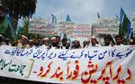 Tilhængere af Pakistans religiøse parti Jamat-i-Islami gik i går på gaden i Peshawar for at demonstrere mod hærens fremstød mod Taleban. 