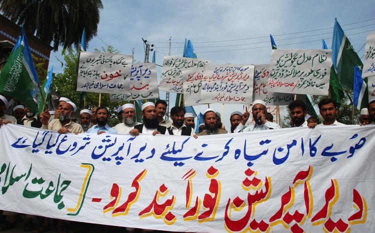Tilhængere af Pakistans religiøse parti Jamat-i-Islami gik i går på gaden i Peshawar for at demonstrere mod hærens fremstød mod Taleban. 