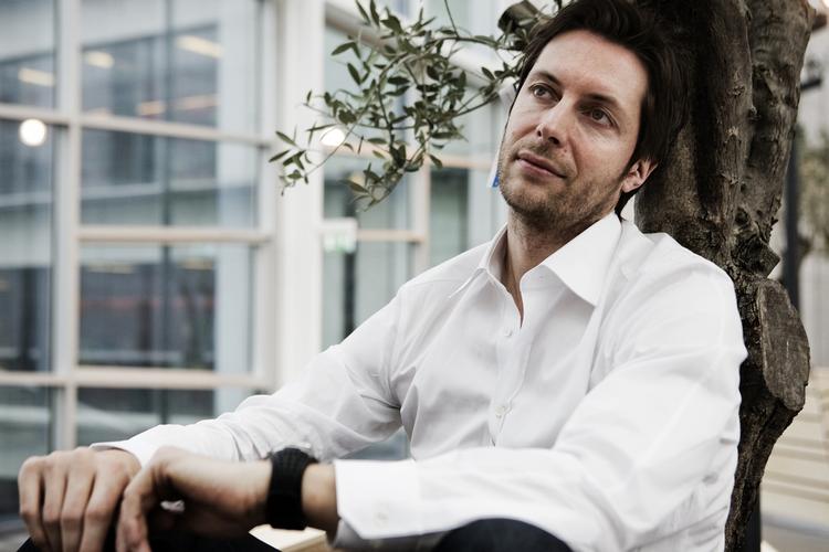 Kåre Quist var på det forkerte sted på det forkerte tidspunkt i mandags. Det kostede ham en knækket næse. 