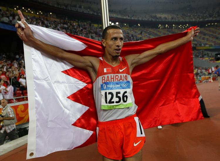 Den marokkanske løber Rashid Ramzi vandt guld på 1.500 meter-distancen ved OL i Bejing for Bahrain. Her ses han kort efter finaleløbet 19. august sidste år med Bahrains flag. Arkivfoto. 