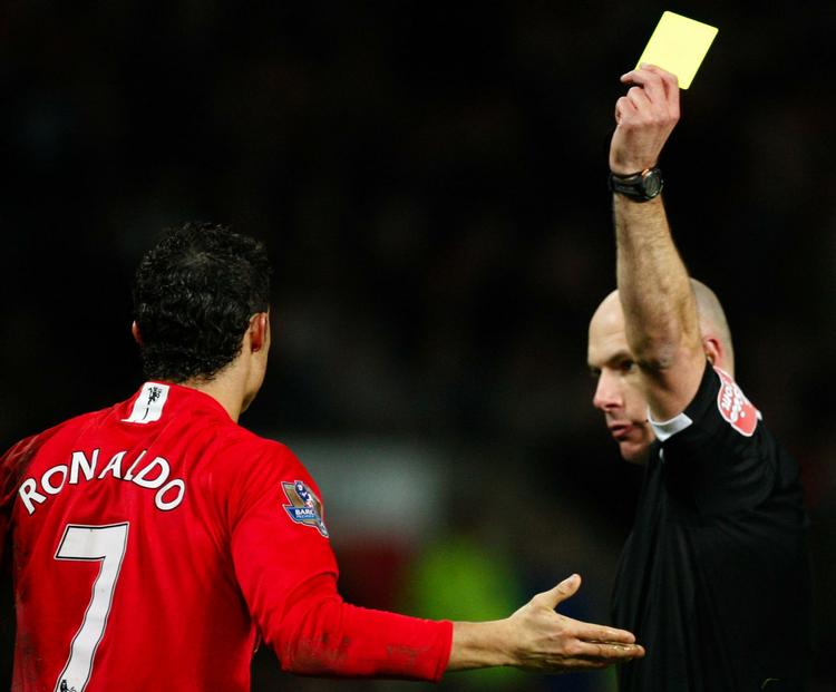 Howard Webb skulle ikke have dømt straffespark til Manchester United, mener dommeren, der her giver et gult kort til Cristiano Ronaldo for film i kampen mod Tottenham. Arkivfoto. 