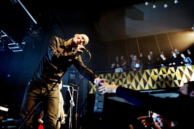 Jens Unmack fra Love Shop på scenen i Vega, der nu får flere penge. 